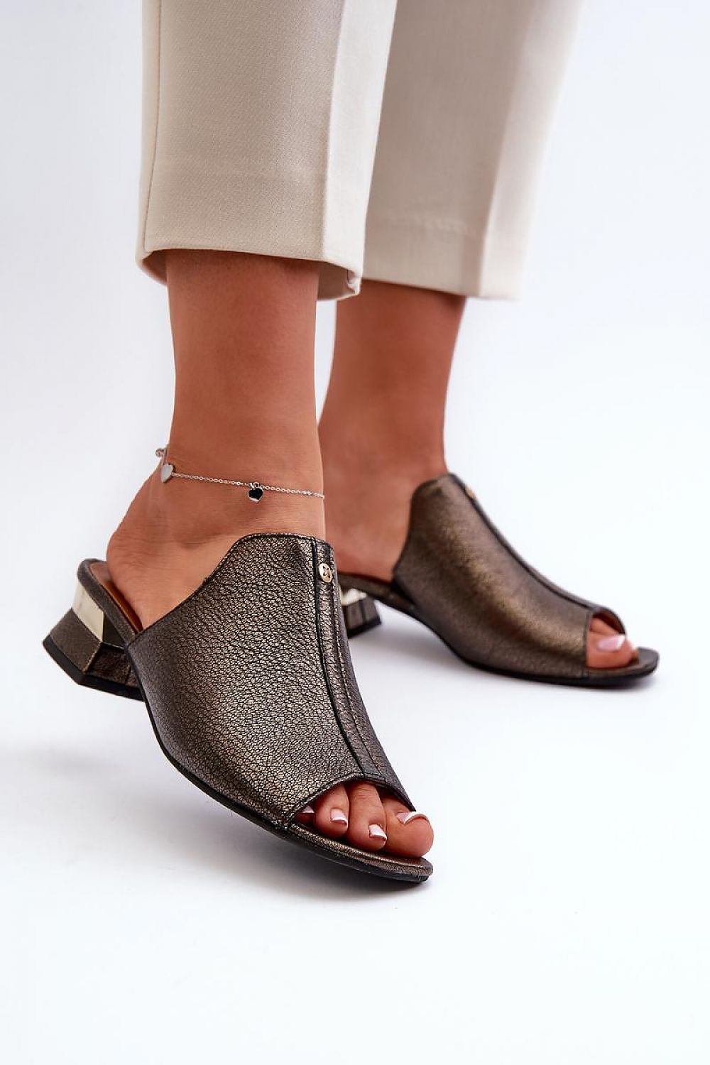 slippers model 198143 Step in style